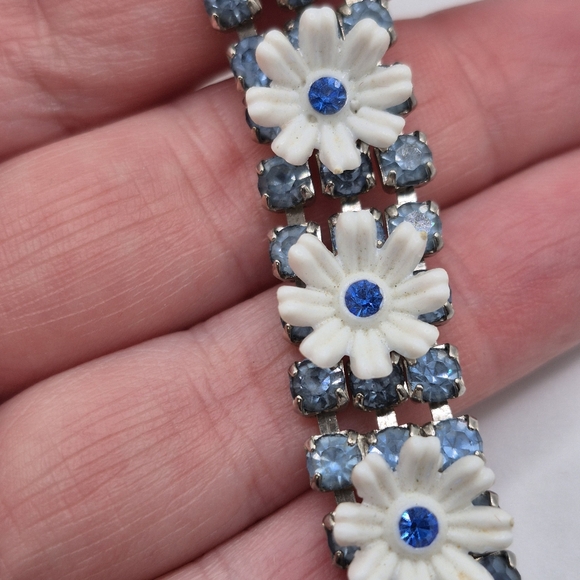 VTG White Flowers & Blue Rhinestones Silvertone Bracelet | Unsigned - Picture 4 of 7